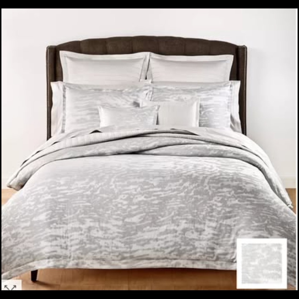 Matouk Schumacher Serengeti Queen Duvet in silver